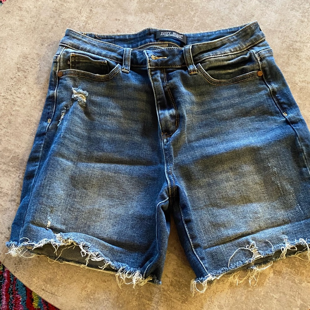 Judy blue frayed hem shorts